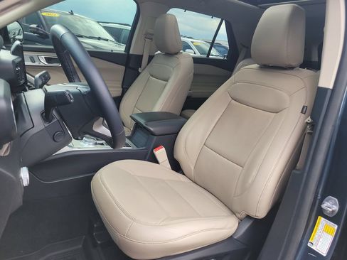 Used 2022 Ford Explorer Limited w/ Equipment Group 301A RWD image 18