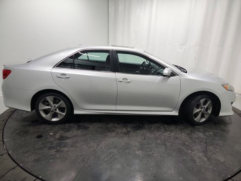 Used 2014 Toyota Camry SE w/ Leather Package image 11