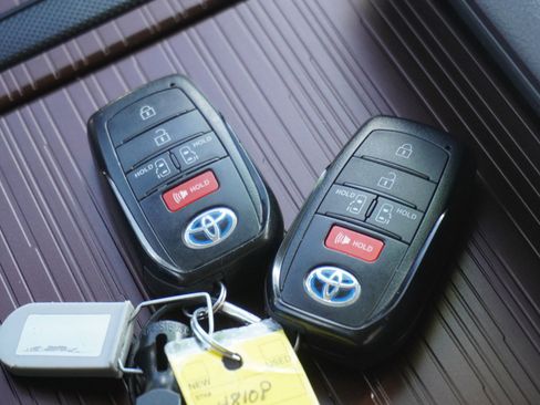 Used 2024 Toyota Sienna LE image 18