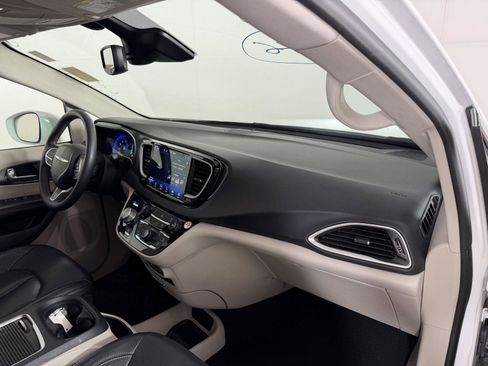 Used 2022 Chrysler Pacifica Touring-L FWD image 19