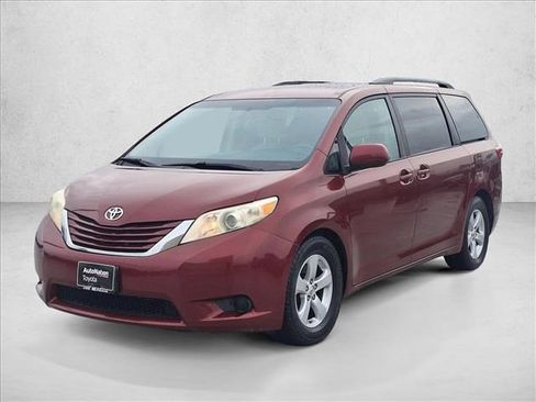 Used 2015 Toyota Sienna LE image 1