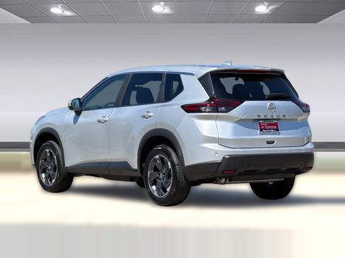 Used 2025 Nissan Rogue SV FWD image 3