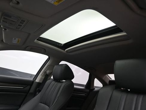 Used 2022 Honda Accord Touring image 2
