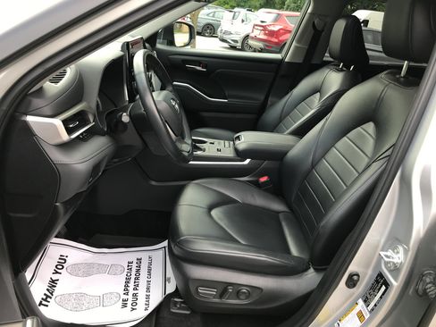 Used 2022 Toyota Highlander XLE AWD/4WD image 26