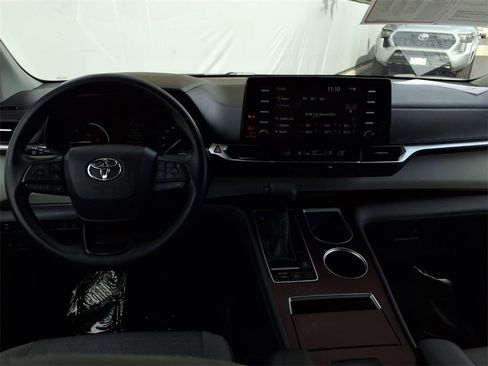 Used 2024 Toyota Sienna LE image 20
