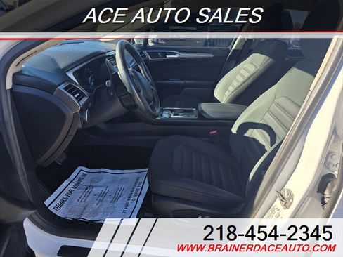Used 2017 Ford Fusion SE image 9