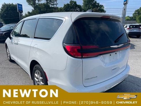 Used 2023 Chrysler Pacifica Touring-L FWD image 15