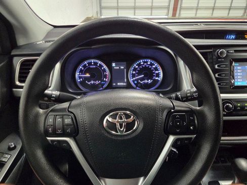 Used 2019 Toyota Highlander LE image 36