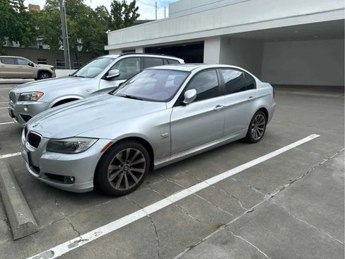 Used 2011 BMW 328i xDrive Sedan AWD/4WD image 2