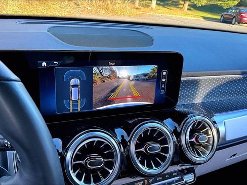 Used 2025 Mercedes-Benz GLB 250 4MATIC image 23