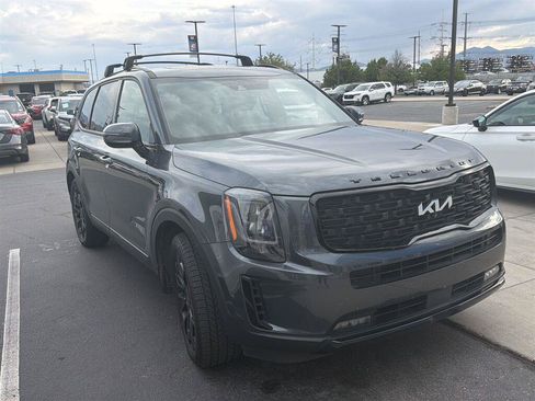 Used 2022 Kia Telluride SX w/ SX Prestige Package AWD/4WD image 3
