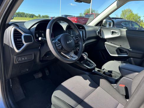Used 2025 Kia Soul LX w/ LX Technology Package FWD image 19