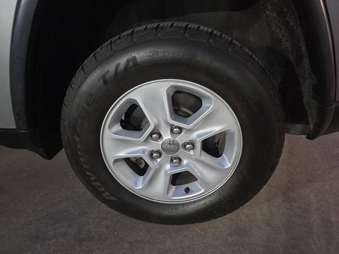 Used 2017 Jeep Grand Cherokee Laredo w/ Quick Order Package 2BE image 29