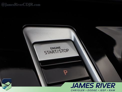 Used 2025 Volkswagen Atlas SE image 33