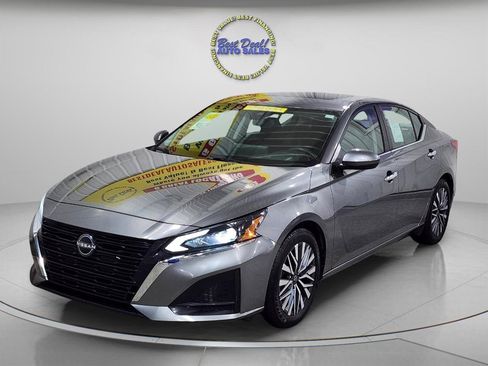 Used 2023 Nissan Altima 2.5 SV w/ SV Premium Package FWD image 2