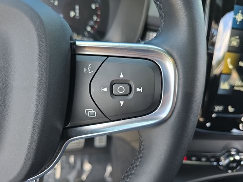 Used 2022 Volvo XC40 T5 R-Design w/ Advanced Package image 18