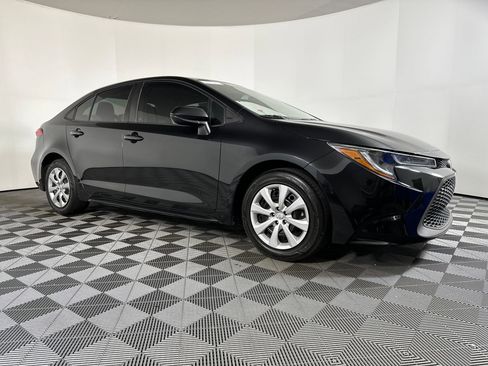 Used 2021 Toyota Corolla LE image 6