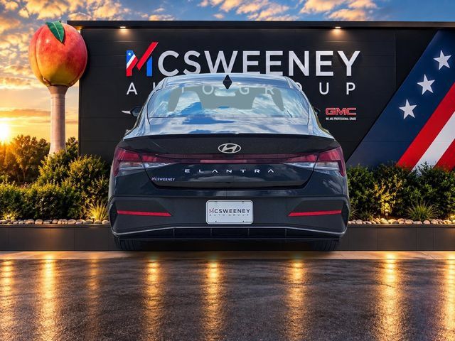 Used 2025 Hyundai Elantra Sport FWD image 4
