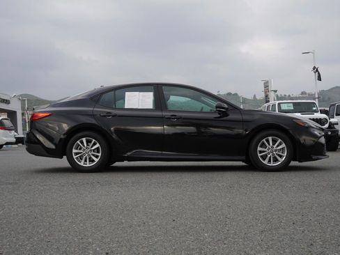 Used 2025 Toyota Camry LE image 3