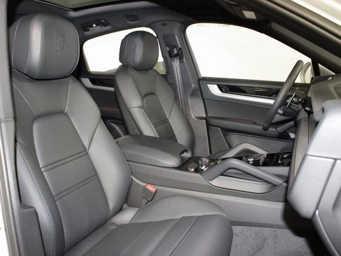 Used 2025 Porsche Cayenne Coupe image 38