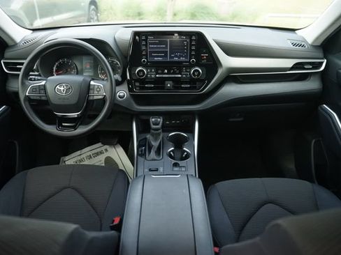 Used 2021 Toyota Highlander L FWD image 20