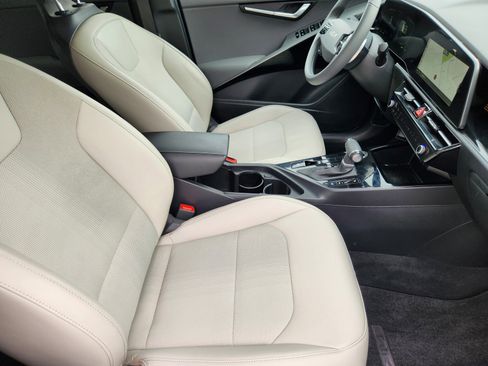 Used 2024 Kia Niro EX FWD image 11