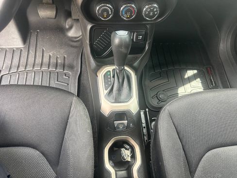 Used 2017 Jeep Renegade Latitude FWD image 16