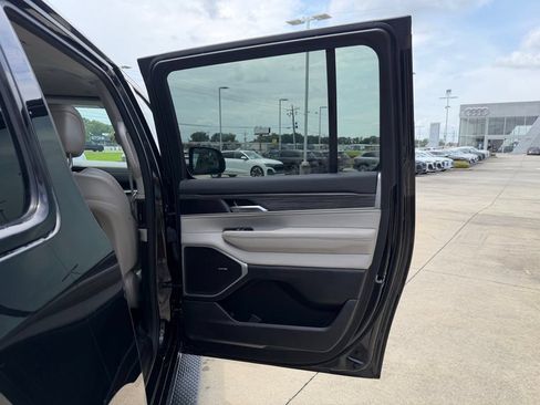 Used 2024 Jeep Wagoneer L Series II RWD image 24
