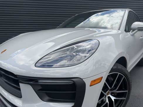 Certified 2024 Porsche Macan AWD/4WD image 33