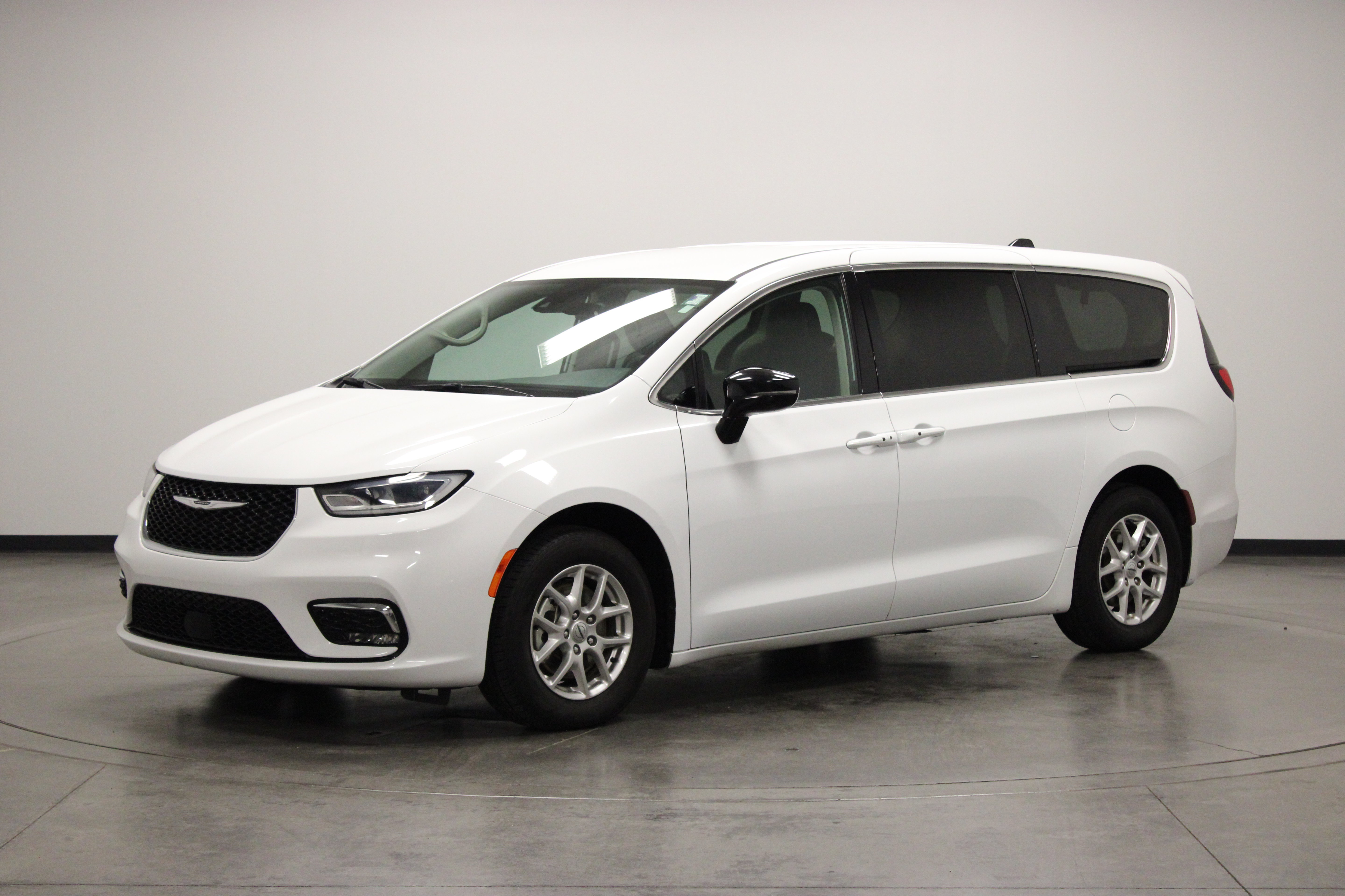 Used 2024 Chrysler Pacifica Touring-L FWD image 4