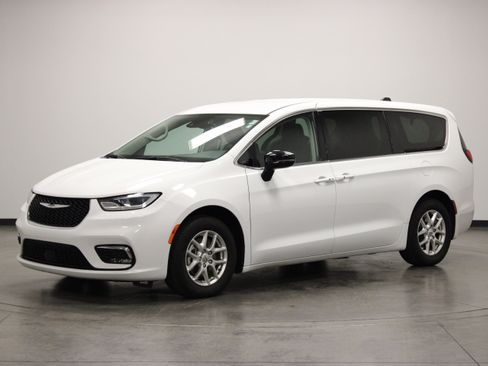 Used 2024 Chrysler Pacifica Touring-L FWD image 4
