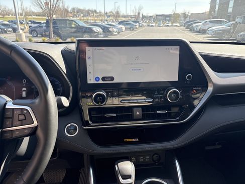 Used 2024 Toyota Highlander Platinum image 30