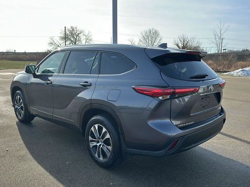 Used 2021 Toyota Highlander XLE image 4