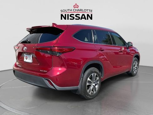 Used 2021 Toyota Highlander XLE AWD/4WD image 6