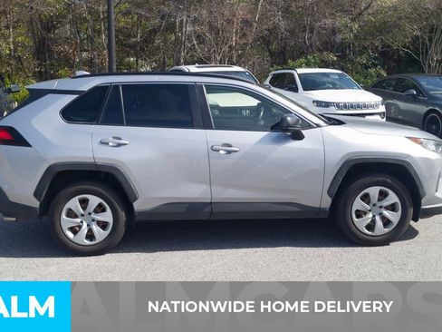 Used 2019 Toyota RAV4 LE FWD image 4