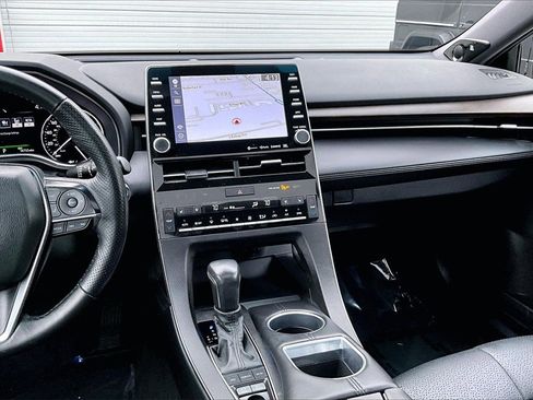 Certified 2022 Toyota Avalon Limited image 9