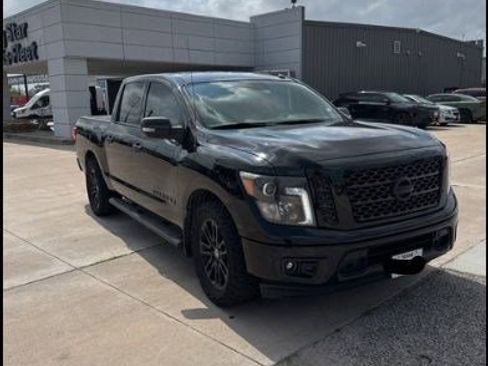 Used 2018 Nissan Titan SV w/ SV Convenience Package RWD image 2