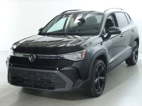 Certified 2025 Volkswagen Taos SE image 1