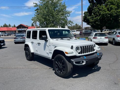 Used 2024 Jeep Wrangler Unlimited Sahara AWD/4WD image 7