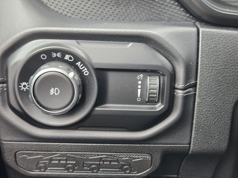 Used 2025 Jeep Wrangler Unlimited Rubicon AWD/4WD image 17