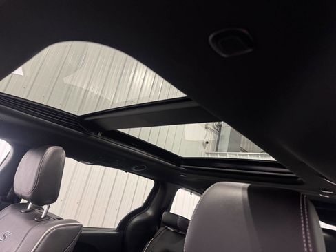 Used 2023 Chrysler Pacifica Limited w/ Uconnect Theater Family Group image 17