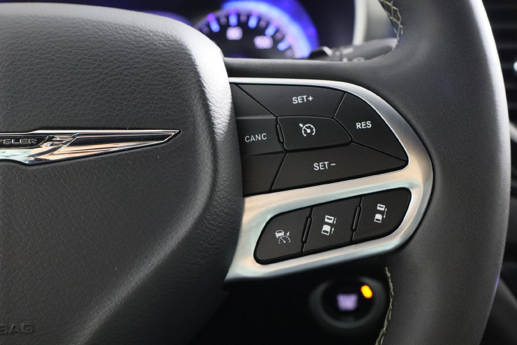 Used 2025 Chrysler Pacifica Select FWD image 10