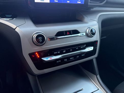 Used 2023 Ford Explorer XLT image 38