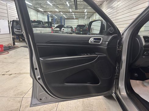 Used 2019 Jeep Grand Cherokee Laredo image 9