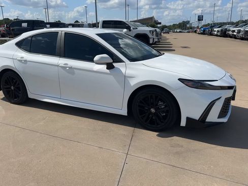 Used 2025 Toyota Camry SE FWD image 2