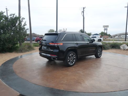 Used 2022 Jeep Grand Cherokee Overland image 2