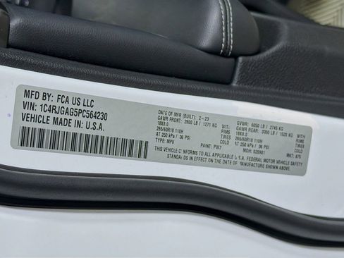 Used 2023 Jeep Grand Cherokee Laredo image 34