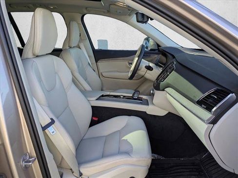 Certified 2025 Volvo XC90 B6 Plus w/ Protection Package Premier image 24