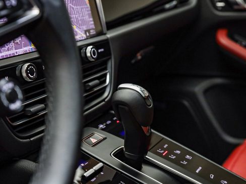 Used 2025 Porsche Macan image 27