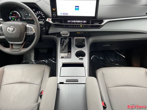 Certified 2026 Toyota Sienna XLE FWD image 18